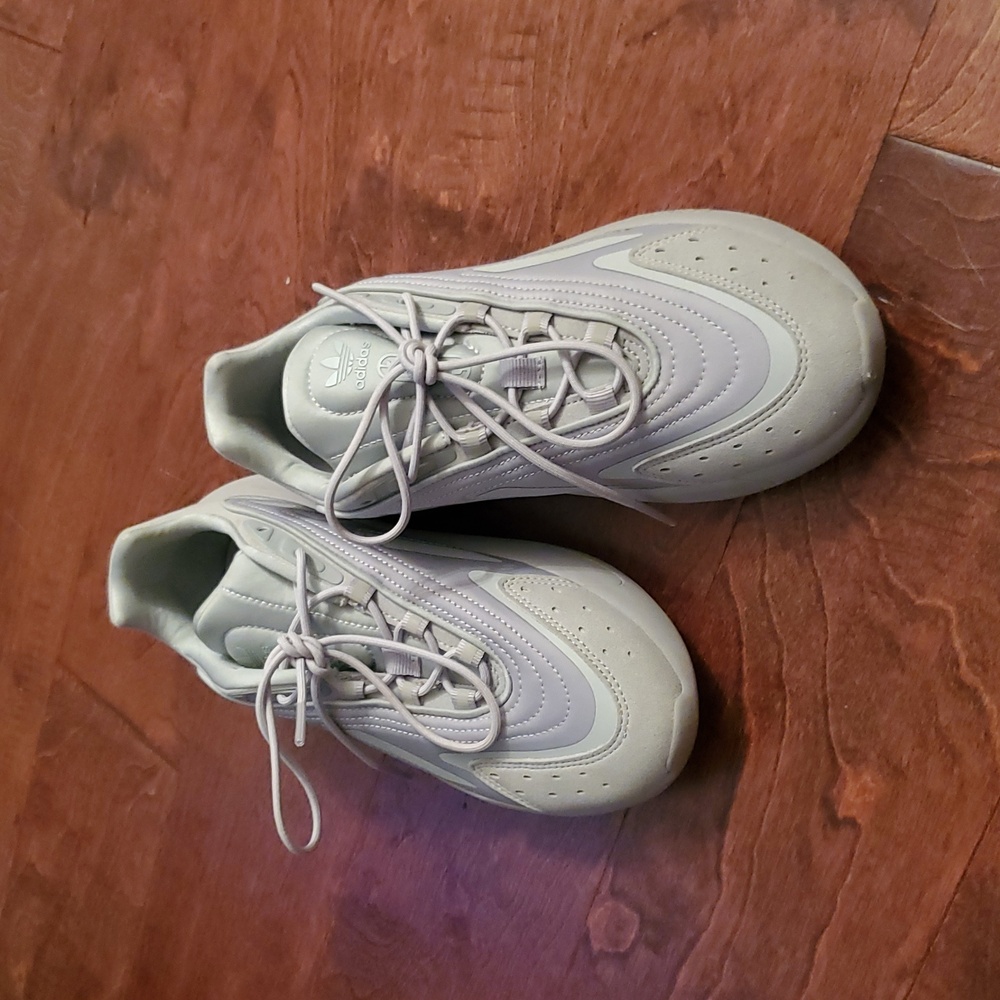 Worn once! OZELIA Adidas shoes women's shoe sz 9